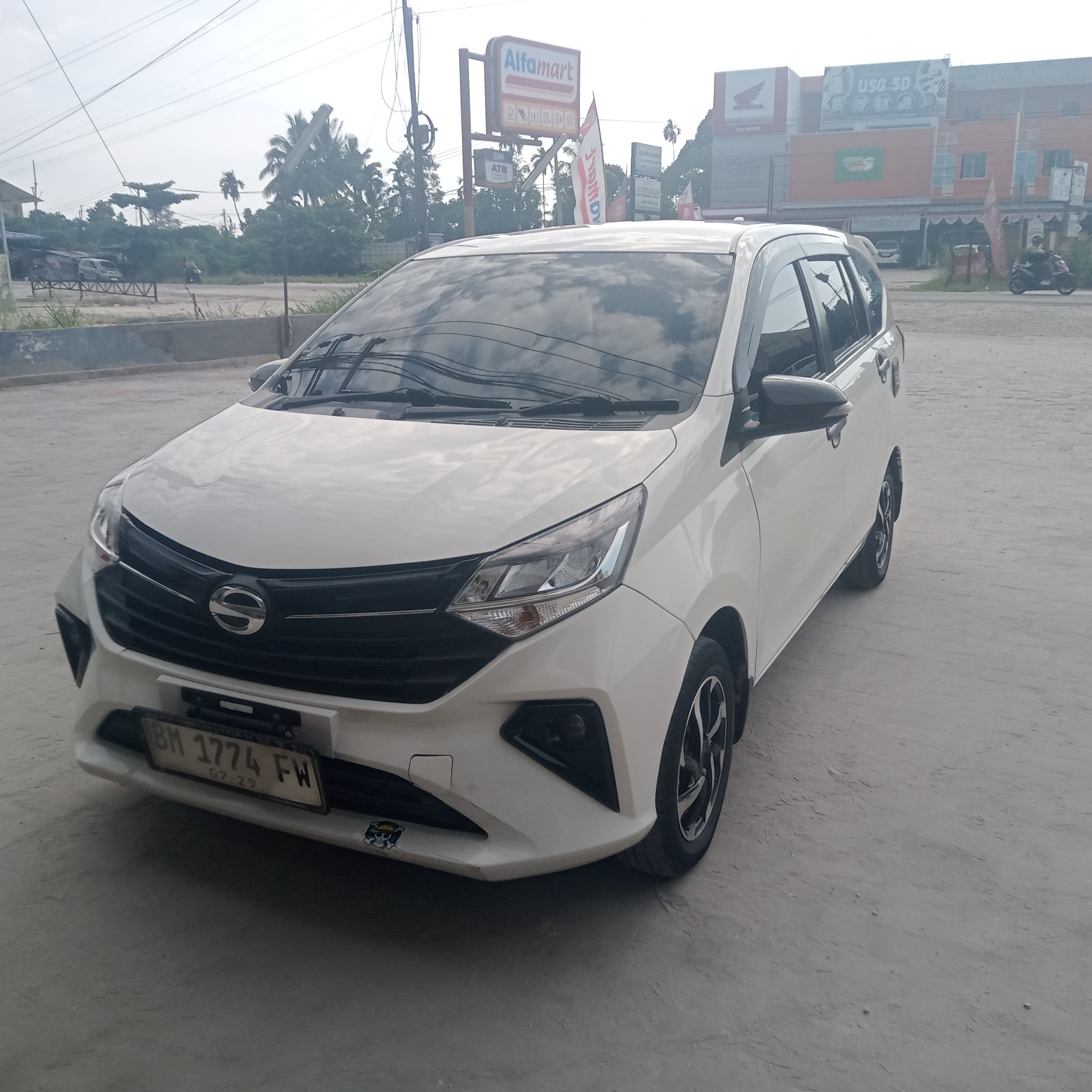 Daihatsu Sigra 1.2 R CVT Deluxe
